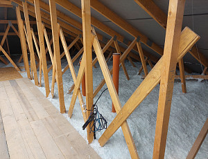 Zateplení stropu novostavby bungalovu pomocí foukané izolace